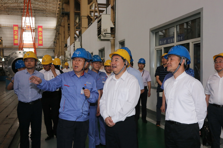 郝鹏旅行考察凯时尊龙人生就是博集团所属企业电机公司